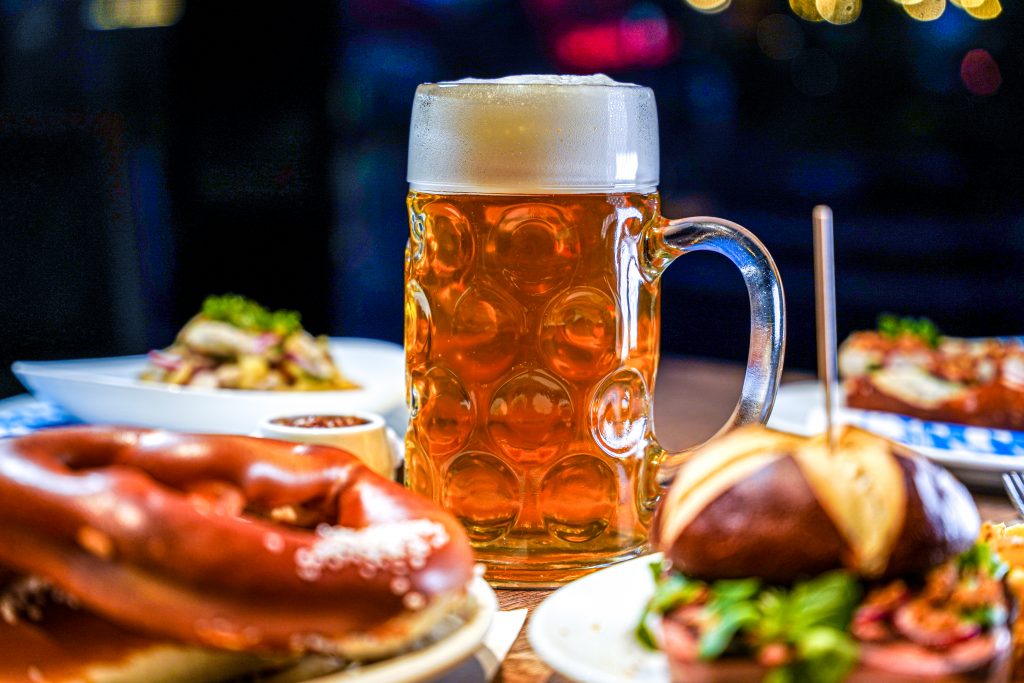 Eine Maß Festbier mit passenden Speisen auf einem Tisch.